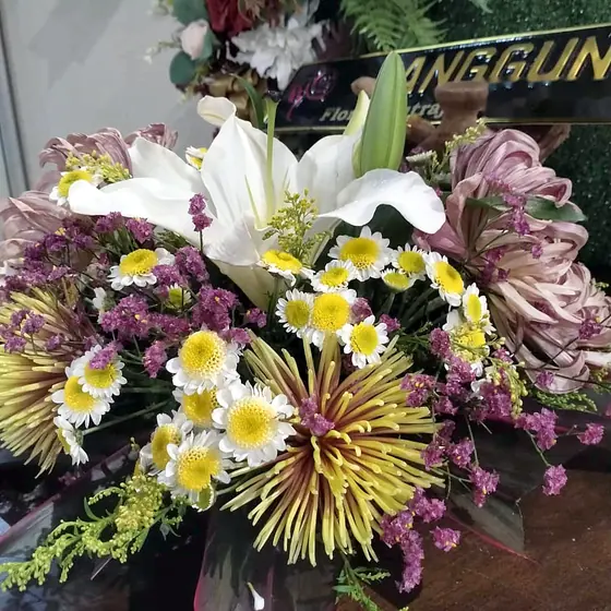 Table arrangements by ANGGUN Florist, photo 42